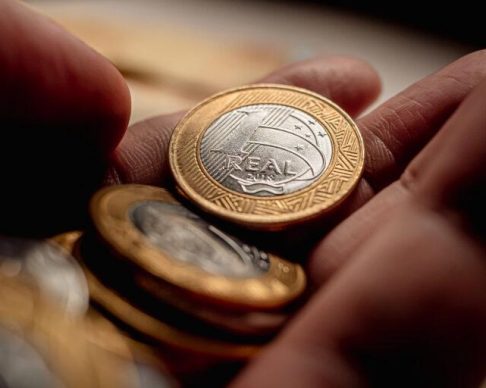 Real,Currency.,Money,From,Brazil.,Brasil,,Dinheiro,,Reais,,Hand.,Coins